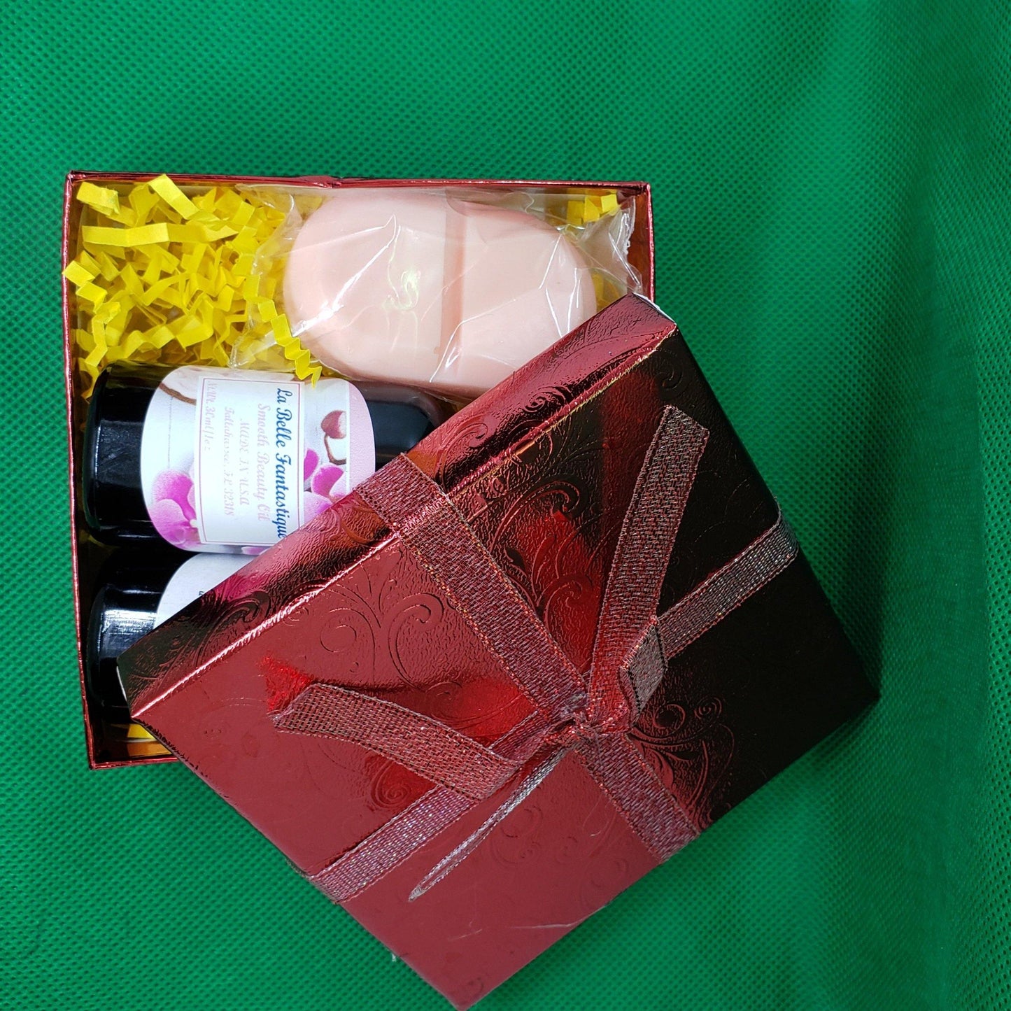 La Belle Fantastique Gifts Under 30, Natural Bath Gift Basket Women | 1 1oz Smooth Beauty Oil | 1 10z Rose Eye Serum | 1 Shea Butter Chill Pill Soap - La Belle Fantastique