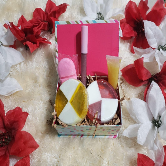 Spa Set for Women, Spa Gift Set for Mom, Gifts Under 25, Natural Bath Gift Basket Women | 1 Chill Pill Bath Bomb| 2 Peppermint Soaps | 2 Lip Glosses - La Belle Fantastique 